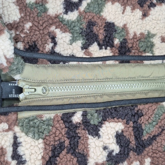 NWT Forever 21 Faux Shearling Camo Print Jacket Sz M Lightweight but substantial - Picture 8 of 15